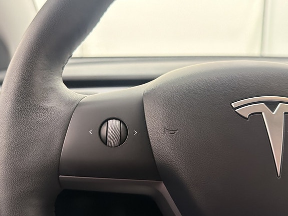 Tesla Model Y 18 of 30
