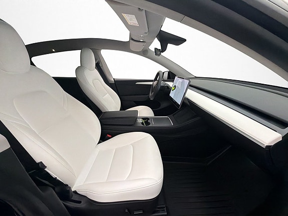 Tesla Model Y 28 of 30