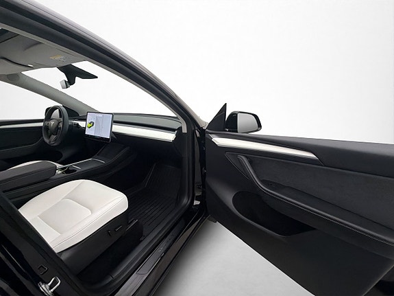 Tesla Model Y 29 of 30