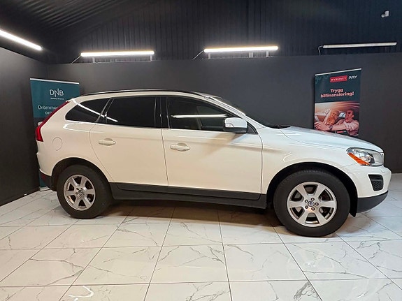 Volvo XC60 2 of 12
