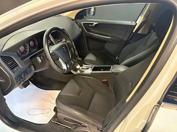 Volvo XC60 8 of 12