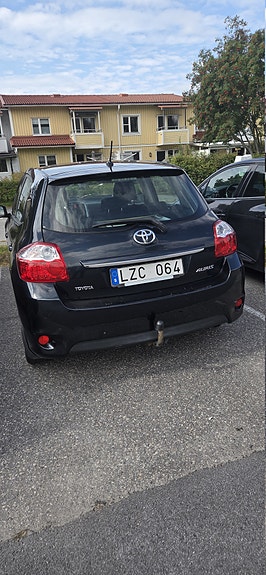 Toyota Auris 2 of 5