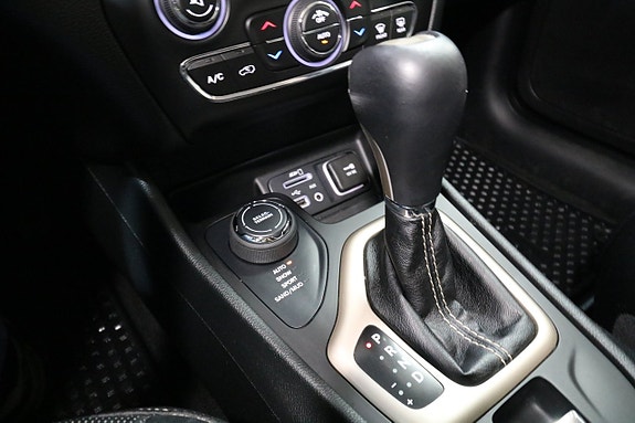 Jeep Cherokee 14 of 24