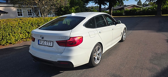 BMW 320d 2 of 5
