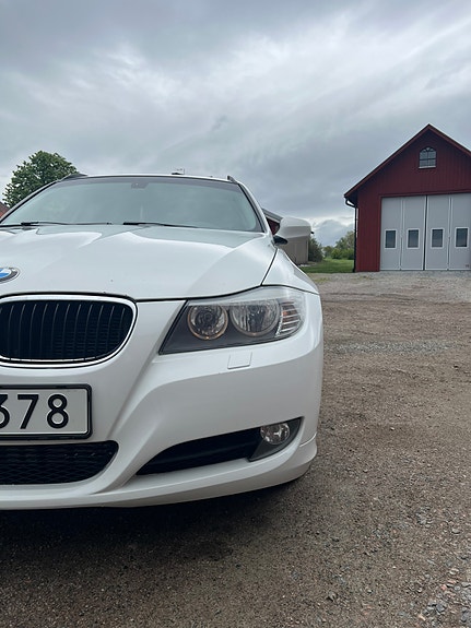 BMW 320d 4 of 5