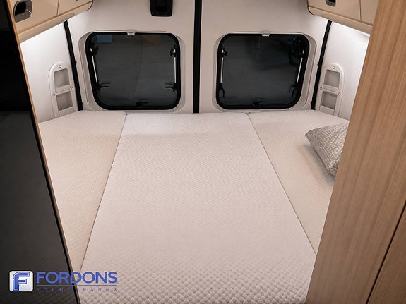 Sun Living Campervan Fiat 2.3 MultiJet V60 SP 140 hk | Solceller | Dragkrok | Truma | 3 bäddar 18 of 25