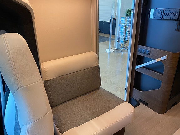 Adria Coral Supreme 670 SL180HK 8 of 13