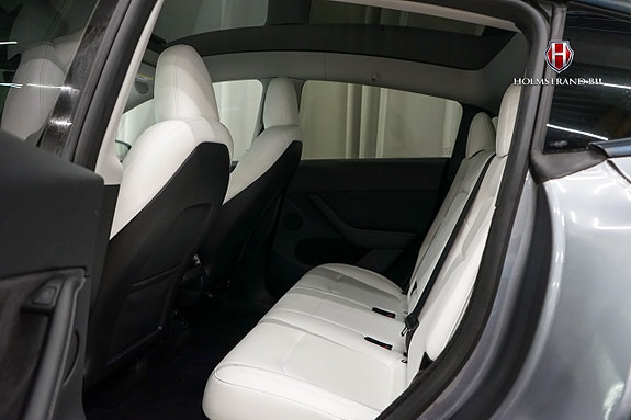 Tesla Model Y 10 of 16
