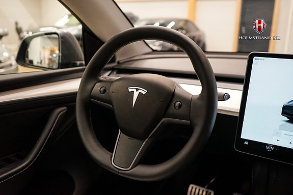 Tesla Model Y 12 of 16