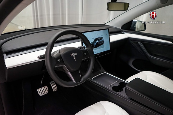 Tesla Model Y 6 of 16