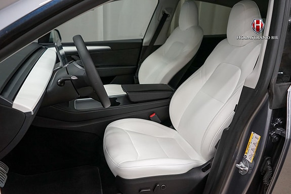 Tesla Model Y 9 of 16