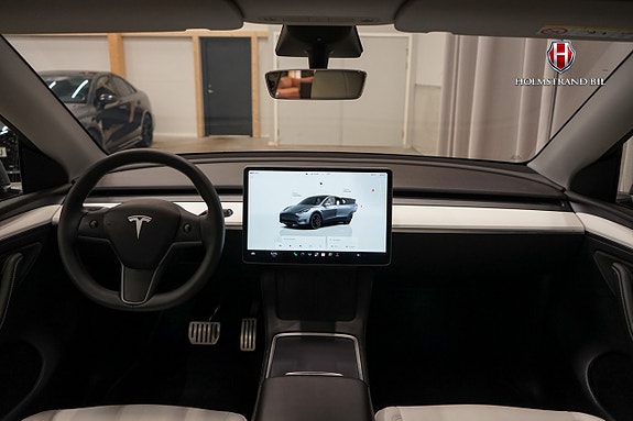 Tesla Model Y 11 of 16