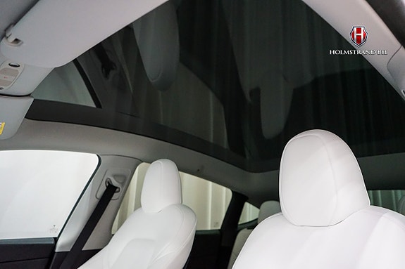 Tesla Model Y 7 of 16