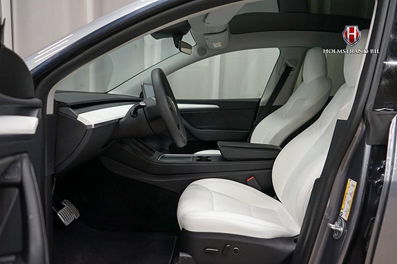 Tesla Model Y 8 of 16