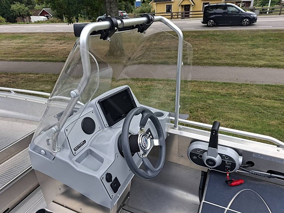 Linder Sportsman 445 Catch med Mercury 30HK och Tiki Trailer 7 of 12