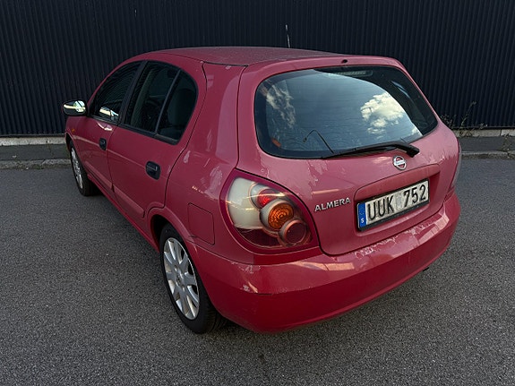 Nissan Almera 3 of 9