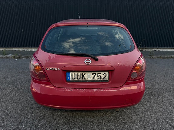 Nissan Almera 4 of 9
