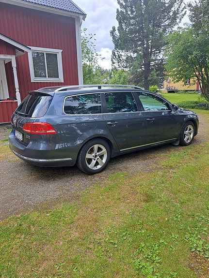 Volkswagen Passat 2 of 3
