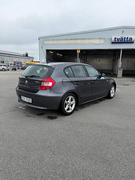 BMW 120i 2 of 10