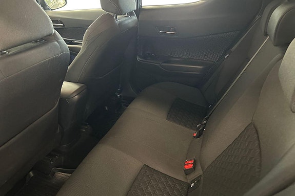 Toyota C-HR 13 of 22