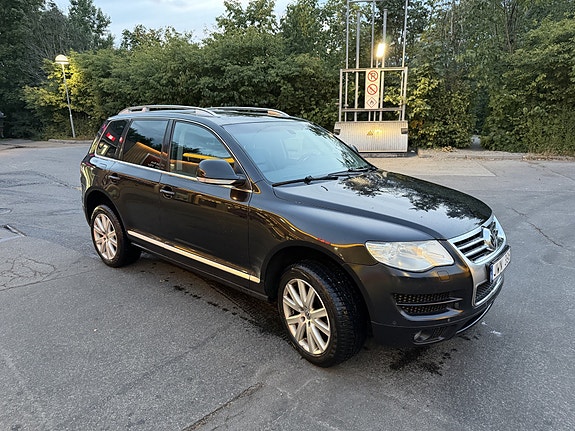 Volkswagen Touareg 2 of 4
