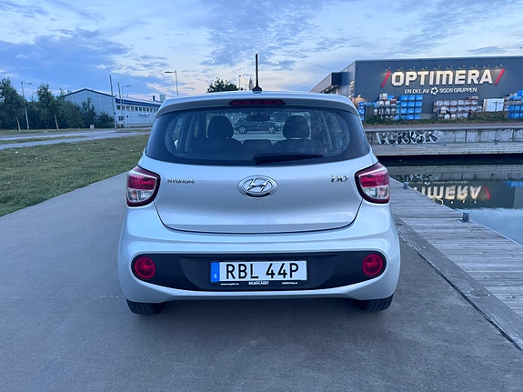 Hyundai i10 2 of 8