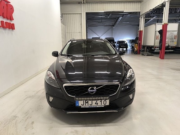 Volvo V40 Cross Country 2 of 10