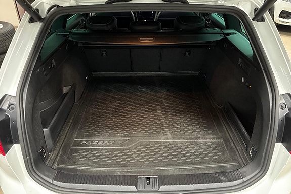 Volkswagen Passat 10 of 29