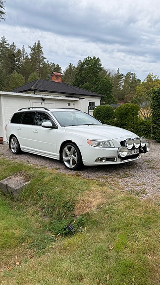 Volvo V70 2 of 10