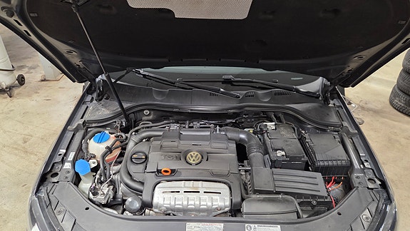 Volkswagen Passat 9 of 17
