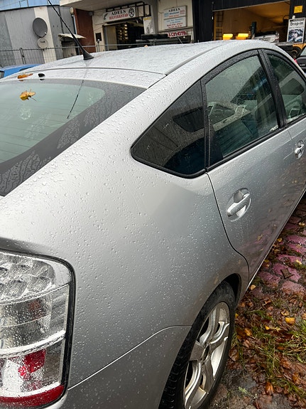 Toyota Prius 3 of 4