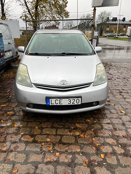 Toyota Prius 2 of 4