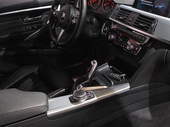 BMW 330e 25 of 27