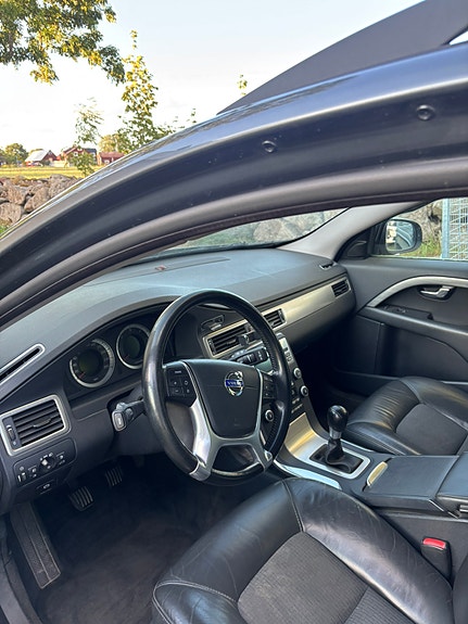 Volvo V70 4 of 5