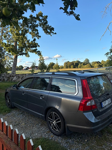 Volvo V70 2 of 5