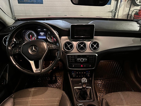 Mercedes-Benz GLA200 8 of 13
