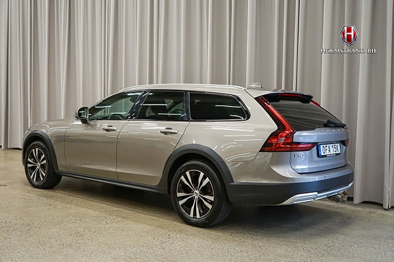 Volvo V90 Cross Country 3 of 16