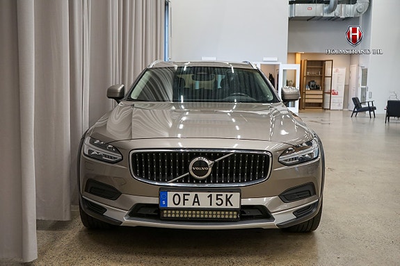 Volvo V90 Cross Country 4 of 16