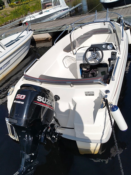 HR 442 SC, med Suzuki 50 HK 4-takt samt båtkärra TIKI 80 i mycket fint skick 3 of 12