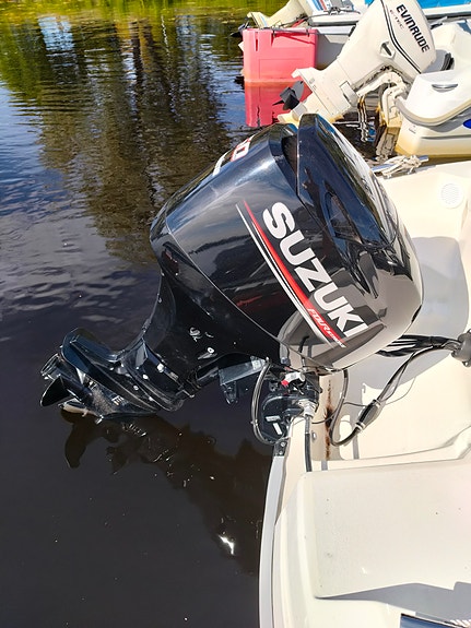 HR 442 SC, med Suzuki 50 HK 4-takt samt båtkärra TIKI 80 i mycket fint skick 4 of 12
