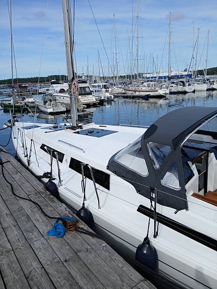 Hanse 388 2018 – välutrustad, 3 kabiner, bogpropeller, B&G 2 of 12