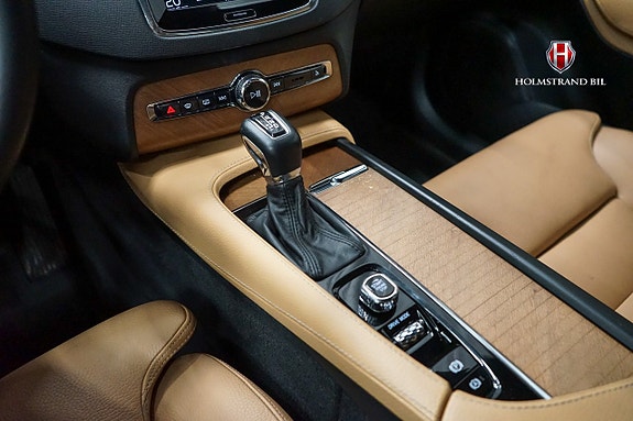 Volvo XC90 10 of 16