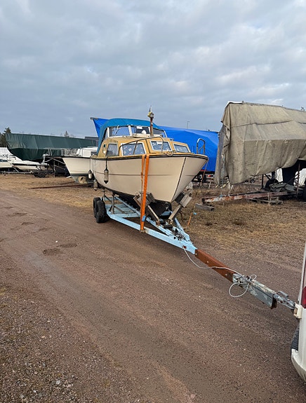 Arendalsnekka 21 fot med rejäl båtvagn – Volvo Penta – renoveringsobjekt 4 of 4