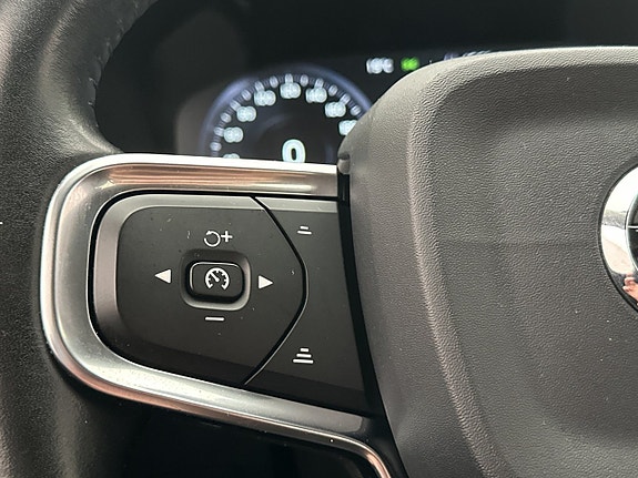 Volvo XC40 12 of 30
