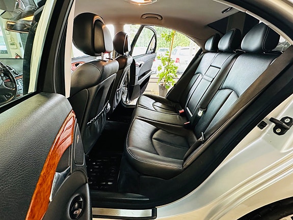 Mercedes-Benz E200 17 of 23