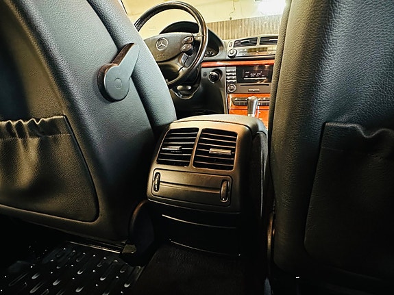 Mercedes-Benz E200 21 of 23