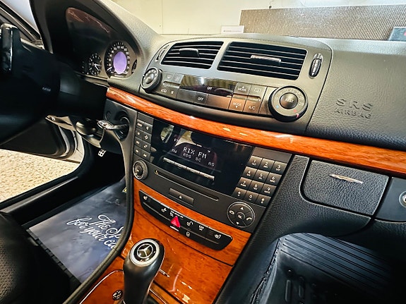 Mercedes-Benz E200 11 of 23