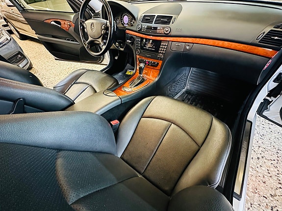 Mercedes-Benz E200 12 of 23