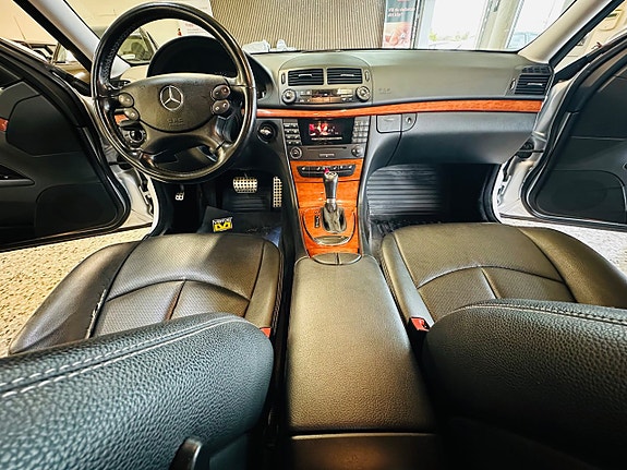 Mercedes-Benz E200 9 of 23