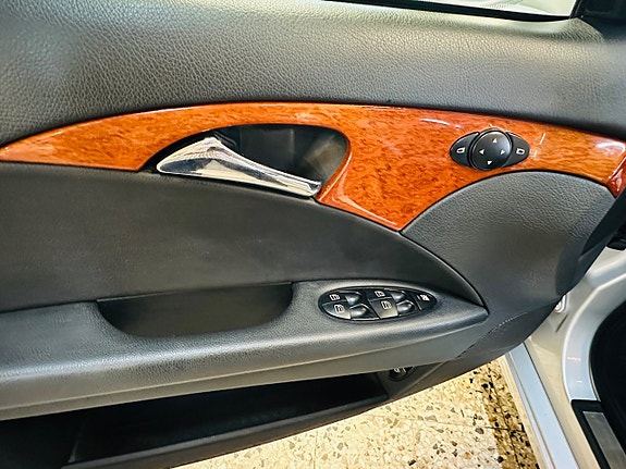 Mercedes-Benz E200 22 of 23